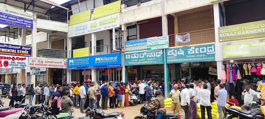 ತಿಪಟೂರು ಯೂರಿಯಾ ಪಡೆಯಲು ಸಾಲುಗಟ್ಟಿ ನಿಂತಿದ್ದ ರೈತರು
