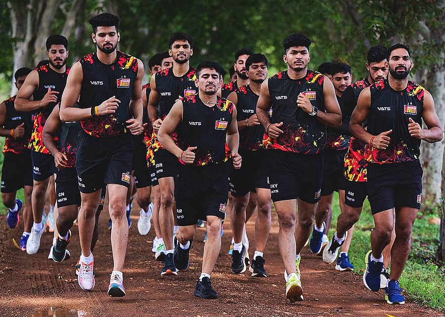 ತಾಲೀಮು ನಡೆಸುತ್ತಿರುವ ಬೆಂಗಳೂರು ಬುಲ್ಸ್‌ ತಂಡದ ಆಟಗಾರರು –ಎಕ್ಸ್‌ ಚಿತ್ರ