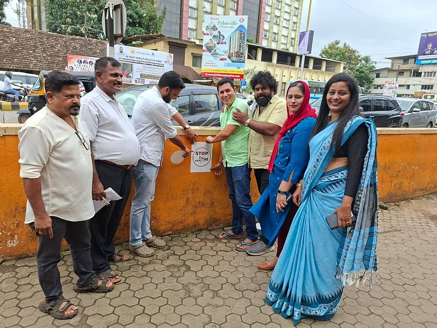 ಯುವ ಕಾಂಗ್ರೆಸ್‌ನಿಂದ ಸ್ಟಿಕ್ಕರ್ ಅಭಿಯಾನ ನಡೆಯಿತು