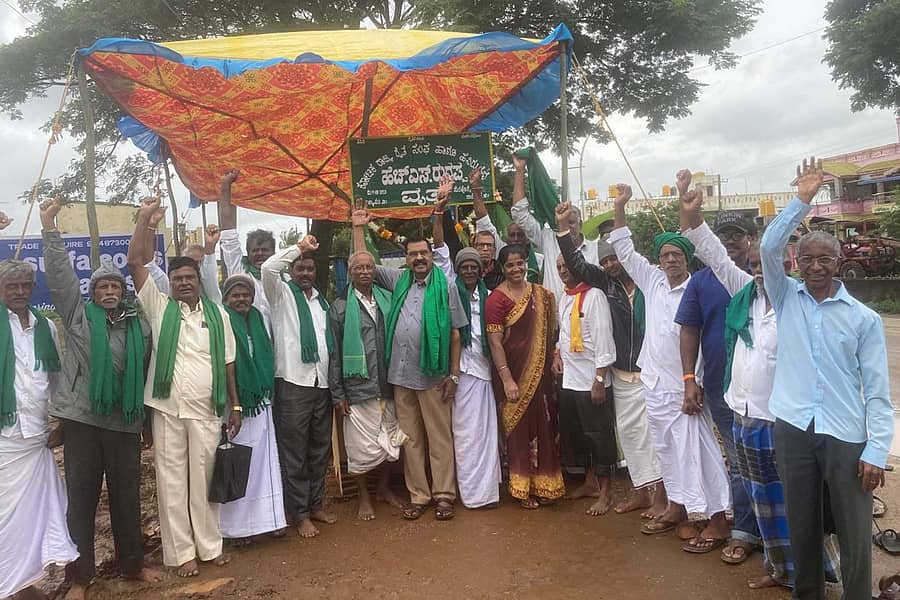 ನ್ಯಾಮತಿ ತಾಲ್ಲೂಕು ಸುರಹೊನ್ನೆಯಿಂದ ಬೆಳಗುತ್ತಿಗೆ ಹೋಗುವ ಮಾರ್ಗದ ವೃತ್ತಕ್ಕೆ ಎಚ್.ಎಸ್.ರುದ್ರಪ್ಪ ಅವರ ಹೆಸರನ್ನು ಮಂಗಳವಾರ ನಾಮಕರಣ ಮಾಡಿ, ಫಲಕ ಅನಾವರಣ ಮಾಡಲಾಯಿತು