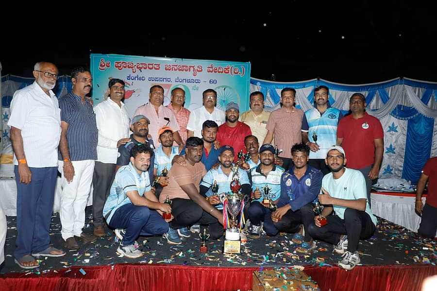 ಕ್ರಿಕೆಟ್ ಹಾಗೂ ವಾಲಿಬಾಲ್ ಪಂದ್ಯಾವಳಿಯ ವಿಜೇತರಿಗೆ ಸಿ.ಎಂ.ಮಾರೇಗೌಡ ಬಹುಮಾನ ವಿತರಿಸಿದರು. ಟೊಯೊಟಾ ಕಾರ್ಮಿಕ ಸಂಘದ ಅಧ್ಯಕ್ಷ ದೀಪಕ್ ಎಸ್.ಆರ್.,  ಬಿಬಿಎಂಪಿ ಮಾಜಿ ಸದಸ್ಯ ರಾ.ಆಂಜಿನಪ್ಪ ಹನುಮಂತೇಗೌಡ, ದೇವರಾಜು, ನಾಗರಾಜು, ಜೆ.ರಮೇಶ್ ಇದ್ದಾರೆ. 