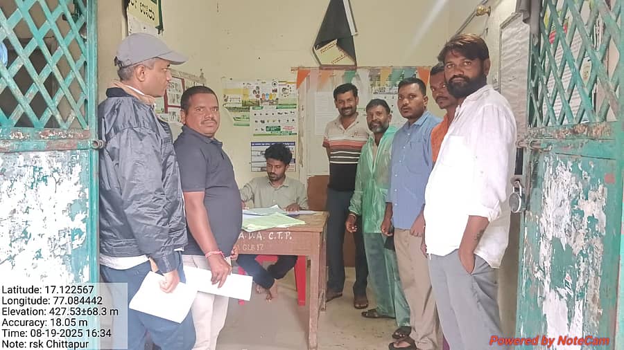 ಕರ್ನಾಟಕ ರೈತ ಸುರಕ್ಷಾ ಪ್ರಧಾನಮಂತ್ರಿ ಫಸಲ್‌ ಭಿಮಾ ಯೋಜನೆಯಡಿ ದೂರು ದಾಖಲಿಸಲು ರೈತರು ತಾಲ್ಲೂಕು ಕಚೇರಿಯಲ್ಲಿ ನಿಂತಿರುವುದು