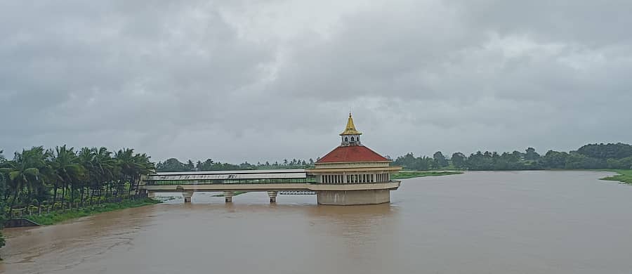 ಎಂ.ಕೆ.ಹುಬ್ಬಳ್ಳಿ ಬಳಿ ಮಲಪ್ರಭಾ ನದಿ ಮಧ್ಯದಲ್ಲಿ ಕಂಗೊಳಿಸುತ್ತಿರುವ ಶರಣೆ ಗಂಗಾಂಬಿಕಾ ಐಕ್ಯಮಂಟಪ