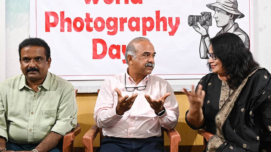 ಕಾರ್ಯಕ್ರಮದಲ್ಲಿ ಕೆ.ಎನ್. ಶಾಂತಕುಮಾರ್ ಮತ್ತು ಆಯೇಷಾ ಖಾನುಂ ಸಮಾಲೋಚನೆ ನಡೆಸಿದರು. ಕೆ.ವಿ. ಪ್ರಭಾಕರ್ ಉಪಸ್ಥಿತರಿದ್ದರು