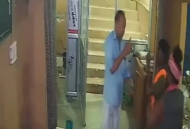 <div class="paragraphs"><p>ಯುವಕನ ಮೇಲೆ ಹಲ್ಲೆ ನಡೆಸುತ್ತಿರುವ ದೃಶ್ಯ</p></div>