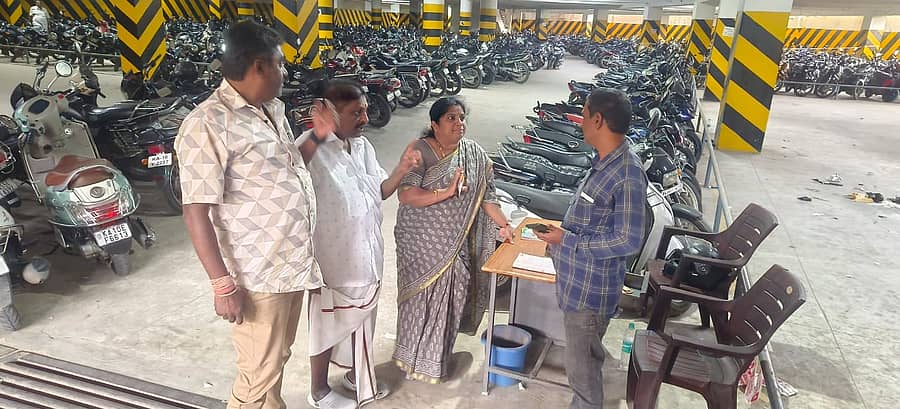 ಕೊಳ್ಳೇಗಾಲದ ಬಸ್ ನಿಲ್ದಾಣದ ನೆಲಮಹಡಿಯ ಬೈಕ್ ಪಾರ್ಕಿಂಗ್ ಸ್ಥಳದಲ್ಲಿ ಹೆಚ್ಚುವರಿ ಹಣ ಪಡೆಯುತ್ತಿದ್ದಾರೆ ಎಂಬ ಆರೋಪದ ಮೇರೆಗೆ ನಗರಸಭೆ ಅಧ್ಯಕ್ಷೆ ರೇಖಾ ಹಾಗೂ ಅಧಿಕಾರಿಗಳು ಭೇಟಿ ನೀಡಿ ವೀಕ್ಷಣೆ ಮಾಡಿದರು 