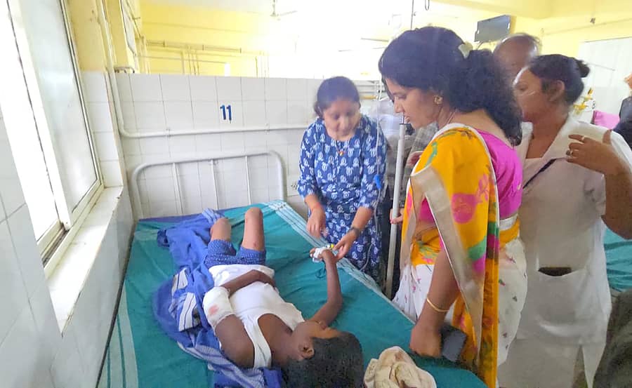 ಶಿಡ್ಲಘಟ್ಟದಲ್ಲಿ ಪೌರಾಯುಕ್ತೆ ಜಿ.ಅಮೃತ ಸರ್ಕಾರಿ ಆಸ್ಪತ್ರೆಗೆ ಭೇಟಿ ನೀಡಿ ಬೀದಿ ನಾಯಿ ದಾಳಿಯಿಂದ ಗಾಯಗೊಂಡ ಬಾಲಕನ ಆರೋಗ್ಯ ವಿಚಾರಿಸಿದರು