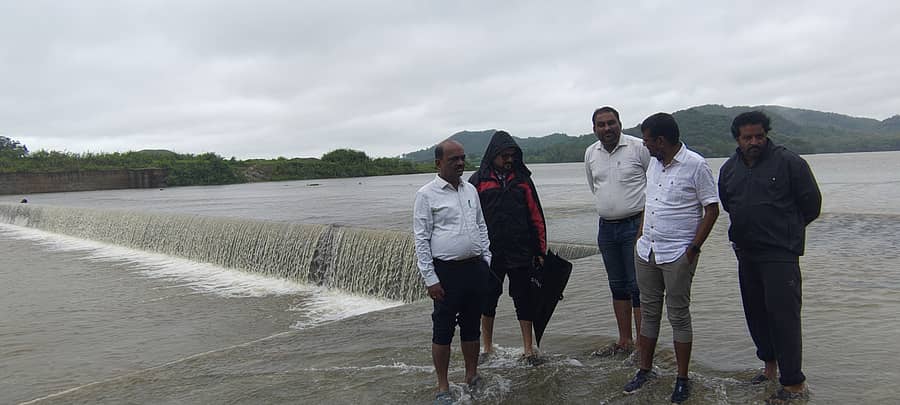 ಅಳ್ನಾವರ ತಾಲ್ಲೂಕಿನ ಹೂಲಿಕೇರಿ ಗ್ರಾಮದ ಕೋಡಿ ಬಿದ್ದ ಇಂದಿರಮ್ಮನ ಕೆರೆಗೆ ತಹಶೀಲ್ದಾರ್ ಬಸವರಾಜ ಬೆಣ್ಣೆಶಿರೂರ ಭೇಟಿ ನೀಡಿ, ಪರಿಶೀಲಿಸಿದರು