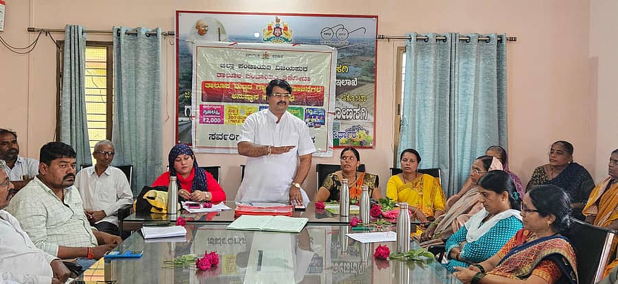 ತಿಕೋಟಾ ತಾಲ್ಲೂಕಿನ ಘೋಣಸಗಿ ಗ್ರಾಮ ಪಂಚಾಯಿತಿ ಕಾರ್ಯಾಲಯದಲ್ಲಿ ಜರುಗಿದ ಗ್ಯಾರಂಟಿ ಯೋಜನೆಗಳ ಪ್ರಗತಿ ಪರಿಶೀಲನಾ ಸಭೆಯಲ್ಲಿ ಅನುಷ್ಠಾನ ಸಮಿತಿಯ ತಾಲ್ಲೂಕು ಘಟಕ ಅಧ್ಯಕ್ಷ ಗುರುಪಾದಗೌಡ ಸಿದ್ದನಗೌಡ ದಾಶ್ಯಾಳ ಮಾತನಾಡಿದರು