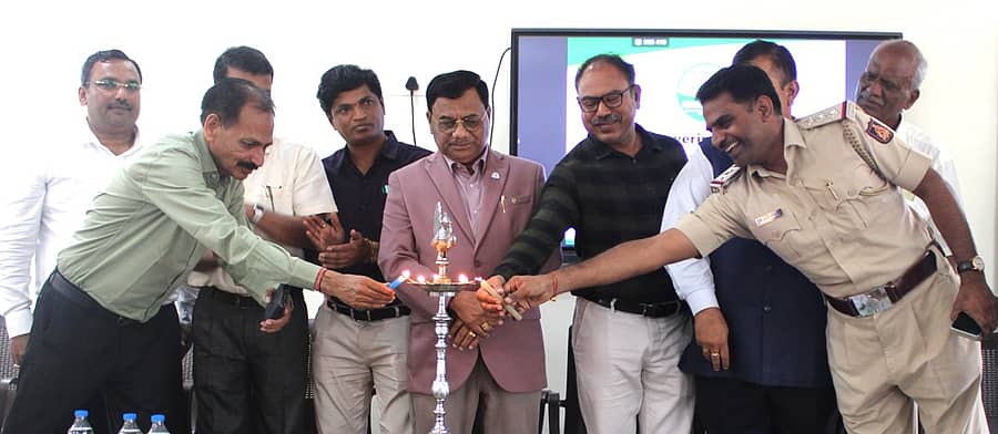 ಚಿತ್ರದುರ್ಗದ ಕೃಷಿ ತಂತ್ರಜ್ಞರ ಸಂಸ್ಥೆಯಲ್ಲಿ ಕೃಷಿ ಇಲಾಖೆಯಿಂದ ಹಮ್ಮಿಕೊಂಡಿದ್ದ ವಿಚಾರ ಸಂಕಿರಣವನ್ನು ಕೃಷಿ ತಂತ್ರಜ್ಞರ ಸಂಸ್ಥೆ ಅಧ್ಯಕ್ಷ ಎ.ಬಿ. ಪಾಟೀಲ್‌ ಉದ್ಘಾಟಿಸಿದರು