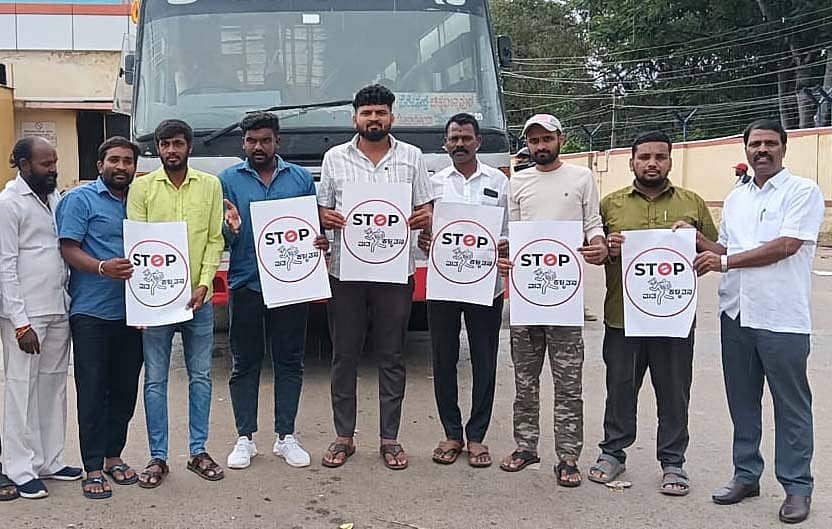 ಬಾಗೇಪಲ್ಲಿ ಬಸ್ ನಿಲ್ದಾಣದಲ್ಲಿ ಮತ ಕಳ್ಳತನ ನಿಲ್ಲಿಸಿ ಸ್ಟಿಕ್ಕರ್ ಅಭಿಯಾನಕ್ಕೆ ಚಾಲನೆ ನೀಡಲಾಯಿತು