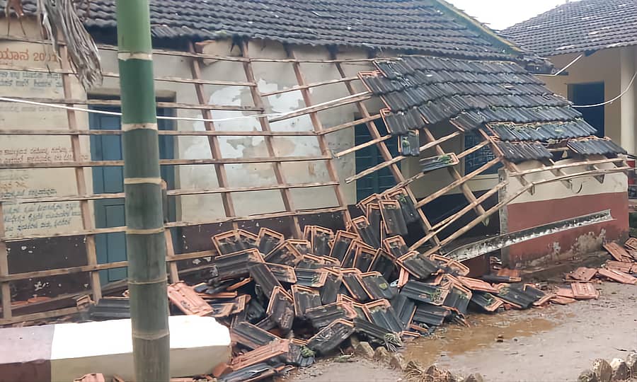 ರಿಪ್ಪನ್‌ಪೇಟೆ ಸಮೀಪದ ಅದ್ದೇರಿ ಗ್ರಾಮದಲ್ಲಿ ಸೋಮವಾರ ರಾತ್ರಿ ಸುರಿದ ಭಾರಿ ಮಳೆಗೆ ಶಾಲಾ ಗೋಡೆ ಹಾಗೂ ಚಾವಣಿ ಕುಸಿದಿದೆ