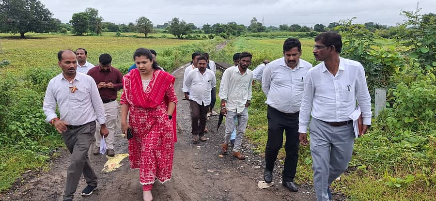 ಚಿಂಚೋಳಿ ತಾಲ್ಲೂಕಿನಲ್ಲಿ ಮಳೆಯಿಂದಾಗಿ ಬೆಳೆಹಾನಿಯಾದ ಪ್ರದೇಶವನ್ನು ಜಿಲ್ಲಾಧಿಕಾರಿ ಫೌಜಿಯಾ ತರನ್ನುಮ್ ವೀಕ್ಷಿಸಿದರು. ಉಪವಿಭಾಗಾಧಿಕಾರಿ ಪ್ರಭು ರೆಡ್ಡಿ, ತಹಶೀಲ್ದಾರ್ ಸುಬ್ಬಣ್ಣ ಜಮಖಂಡಿ ಹಾಗೂ ಇತರ ಅಧಿಕಾರಿಗಳಿದ್ದರು