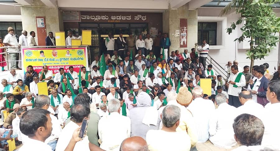 ಕೆ.ಆರ್.ಪೇಟೆಯ ಮಿನಿವಿಧಾನಸೌಧದ ಎದುರು ರಾಜ್ಯ ರೈತ ಸಂಘದ ಕಾರ್ಯಕರ್ತರು ಪ್ರತಿಭಟನೆ ನಡೆಸಿದರು
