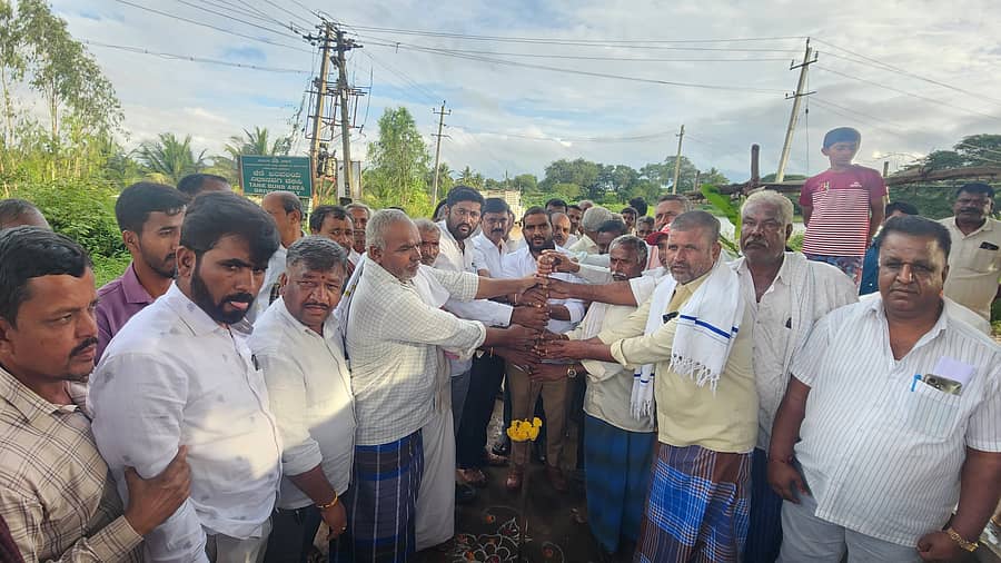 ಹಂಪಾಪುರ ಸಮೀಪದ ಹಳ್ಳದ ಮನಗನಹಳ್ಳಿ ಗ್ರಾಮದಲ್ಲಿ ಶಾಸಕ ಅನಿಲ್ ಚಿಕ್ಕಮಾದು ಕಾಂಕ್ರೀಟ್ ರಸ್ತೆಗೆ ಭೂಮಿ ಪೂಜೆ ನೆರವೇರಿಸಿದರು