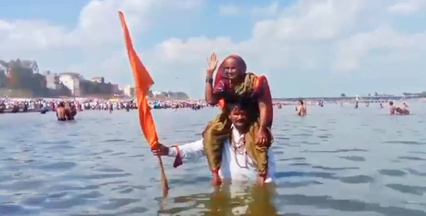 ರಾಯಬಾಗ ತಾಲ್ಲೂಕಿನ ಕೆಂಪಟ್ಟಿ ಗ್ರಾಮದ ಸದಾಶಿವ ಬಾನೆ ತಮ್ಮ ತಾಯಿ ಸತ್ಯವ್ವ ಬಾನೆ ಅವರನ್ನು ಹೆಗಲ ಮೇಲೆ ಹೊತ್ತುಕೊಂಡು ಪಂಢರಪುರ ವಿಠ್ಠಲನ ದರ್ಶನ ಮಾಡಿಸಿದರು.