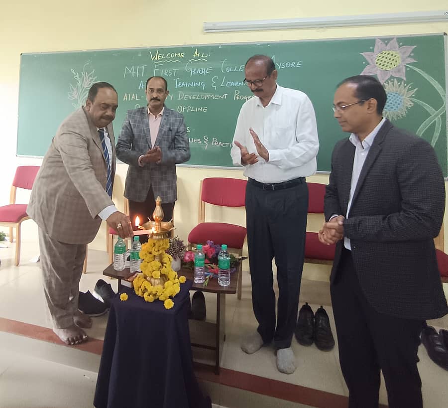 <div class="paragraphs"><p>ಮೈಸೂರಿನ ಎಂಐಟಿ ಫಸ್ಟ್ ಗ್ರೇಡ್ ಕಾಲೇಜಿನಲ್ಲಿ ಸೋಮವಾರ ನಡೆದ ಕೃತಕ ಬುದ್ಧಿಮತ್ತೆ ಕುರಿತ ಕಾರ್ಯಾಗಾರವನ್ನು ಮೈಸೂರು ವಿಶ್ವವಿದ್ಯಾಲಯದ ಪ್ರೊ.ಎಚ್.ಎಸ್.ನಾಗೇಂದ್ರ ಸ್ವಾಮಿ ಉದ್ಘಾಟಿಸಿದರು.</p></div>