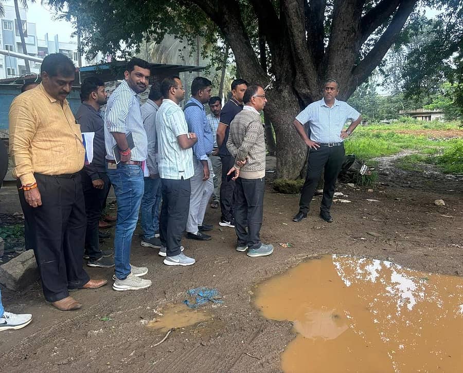 ಮಹೇಶ್ವರ್‌ ರಾವ್‌ ಅವರು ಯಲಹಂಕದ ರಾಜಕಾಲುವೆಯ ಬಫರ್‌ ವಲಯದಲ್ಲಿ ನಿರ್ಮಿಸಲಾಗುವ ರಸ್ತೆಯ ಸ್ಥಳ ಪರಿಶೀಲನೆ ನಡೆಸಿದರು