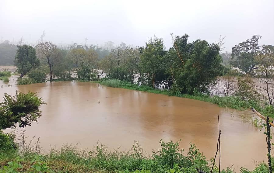 ಯಸಳೂರು ಹೋಬಳಿಯ ಹುಲಗತ್ತೂರು ಗ್ರಾಮದ ಬಳಿ ಹೇಮಾವತಿ ಉಪನದಿ ಮೈದುಂಬಿ ಹರಿಯುತ್ತಿದೆ.