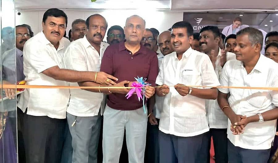 ನೆಲಮಂಗಲ ಪಟ್ಟಣದಲ್ಲಿ ನೂತನವಾಗಿ ನಿರ್ಮಿಸಿರುವ ನೂರು ಹಾಸಿಗೆಗಳ ಸಾಮರ್ಥ್ಯದ ವಿಸಿಎನ್‌ಆರ್‌ ಆಸ್ಪತ್ರೆಯನ್ನು ಆರೋಗ್ಯ ಸಚಿವ ದಿನೇಶ್‌ ಗುಂಡೂರಾವ್‌ ಉದ್ಘಾಟಿಸಿದರು. ನಗರಸಭೆ ಅಧ್ಯಕ್ಷ ಎನ್‌.ಗಣೇಶ್‌, ವಿ.ನರಸಿಂಹಮೂರ್ತಿ, ಶಾಸಕ ಎನ್‌.ಶ್ರೀನಿವಾಸ್‌, ವಿ.ರಾಮಸ್ವಾಮಿ ಇದ್ದಾರೆ.