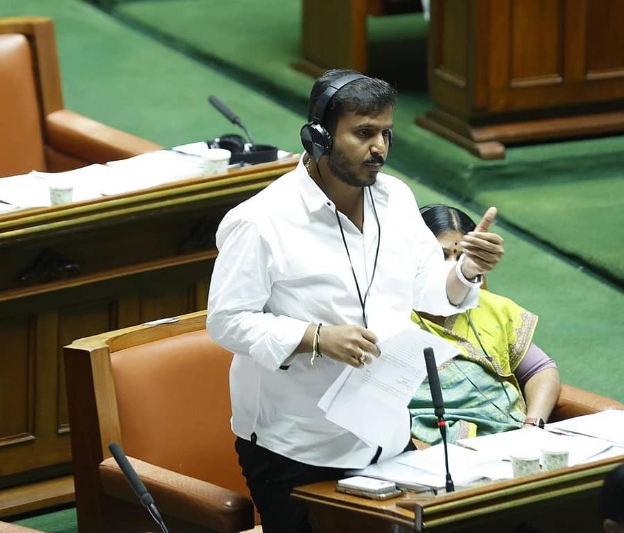 <div class="paragraphs"><p>ಹುಣಸೂರು ವಿಧಾನಸಭಾ ಕ್ಷೇತ್ರದ ಶಾಸಕ ಜಿ.ಡಿ.ಹರೀಶ್‌ ಗೌಡ ಸದನದಲ್ಲಿ ಸಹಕಾರಿ ವಿಷಯವಾಗಿ ಚರ್ಚಿಸಿದ ದೃಶ್ಯ</p></div>