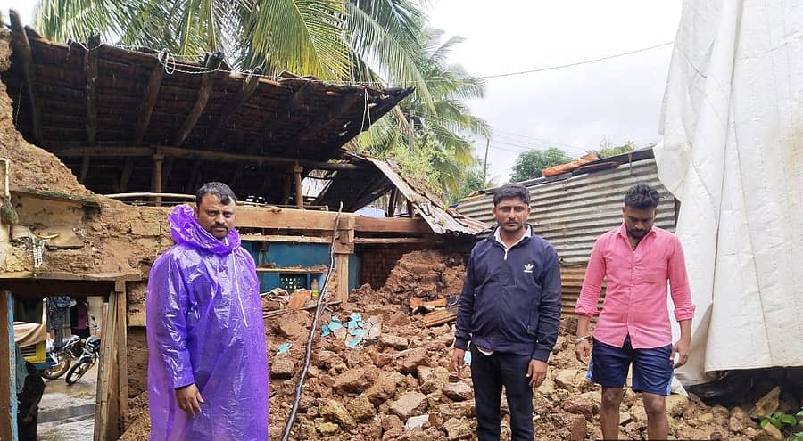 ಧಾರವಾಡ ಜಿಲ್ಲೆಯ ಕಲಘಟಗಿ ತಾಲ್ಲೂಕಿನ ಬೋಗೆನಾಗರ ಕೊಪ್ಪ ಗ್ರಾಮದಲ್ಲಿ ಮನೆಯೊಂದು ಹಾನಿಯಾಗಿದೆ
