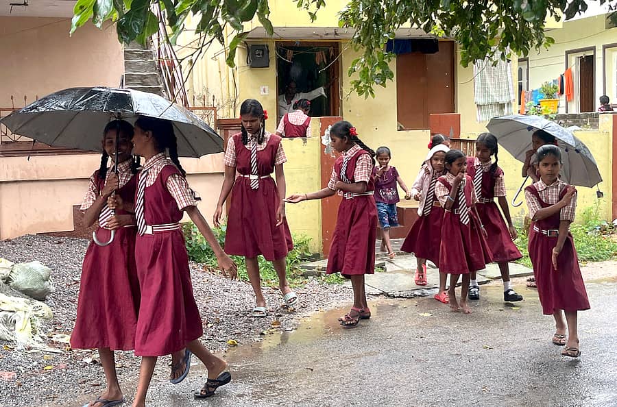 ರಾಯಚೂರಲ್ಲಿ ಮಂಗಳವಾರ ವಿದ್ಯಾರ್ಥಿನಿಯರು ಕೊಡೆ ಹಿಡಿದು ಶಾಲೆಗಳಿಗೆ ತೆರಳಿದರು