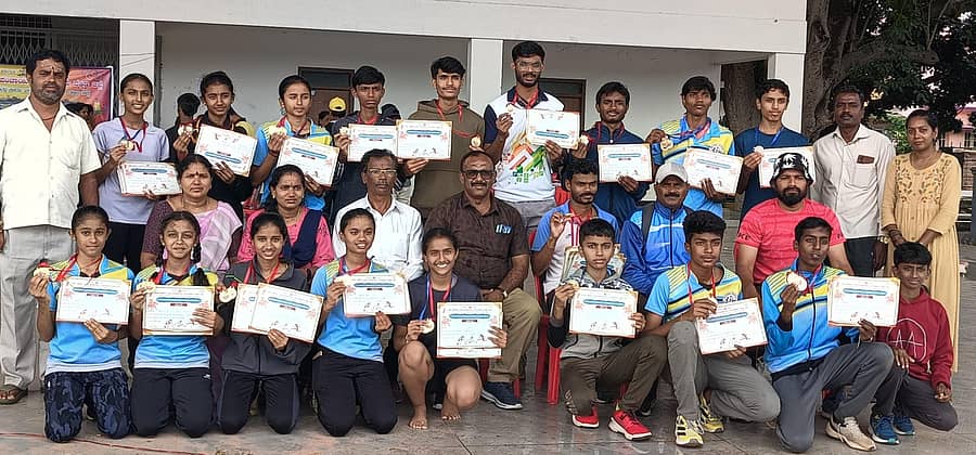 ಕನಕಪುರ ತಾಲ್ಲೂಕು ಮಟ್ಟದ ದಸರಾ ಕ್ರೀಡಾಕೂಟದಲ್ಲಿ ವಿಜೇತರಾಗಿ, ಜಿಲ್ಲಾ ಮಟ್ಟಕ್ಕೆ ಆಯ್ಕೆಯಾಗಿರುವ ಕದಂಬ ಸ್ಪೋರ್ಟ್ಸ್ ಅಂಡ್ ಕಲ್ಚರಲ್ ಕ್ಲಬ್ನ ಕ್ರೀಡಾಪಟುಗಳು