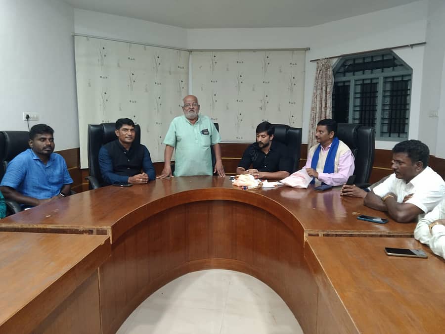 ಸೊರಬ ಪಟ್ಟಣದ ಪ್ರವಾಸಿ‌ ಮಂದಿರದಲ್ಲಿ ಸಮಾನ ಮನಸ್ಕರು ಸಭೆ ನಡೆಸಿ ಮಾತನಾಡಿದರು 