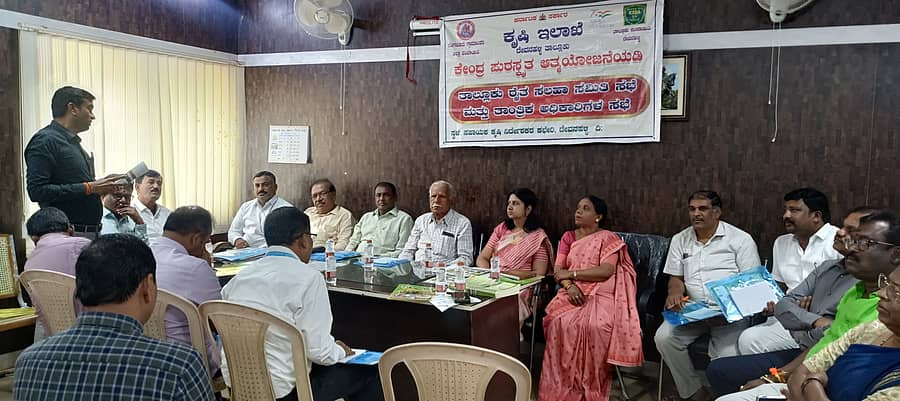 ದೇವನಹಳ್ಳಿ ತಾಲ್ಲೂಕು ಕೃಷಿ ಸಹಾಯಕ ನಿರ್ದೇಶಕರ ಕಚೇರಿಯಲ್ಲಿ ಜಿಲ್ಲಾ ಕೃಷಿ ಇಲಾಖೆ ಹಾಗೂ ಕೃಷಿಕ ಸಮಾಜ ವತಿಯಿಂದ ಹಮ್ಮಿಕೊಂಡಿದ್ದ ಪದಾಧಿಕಾರಿಗಳ ಸಭೆಯಲ್ಲಿ ಅಧಿಕಾರಿಗಳು, ರೈತರು ಭಾಗವಹಿಸಿದ್ದರು