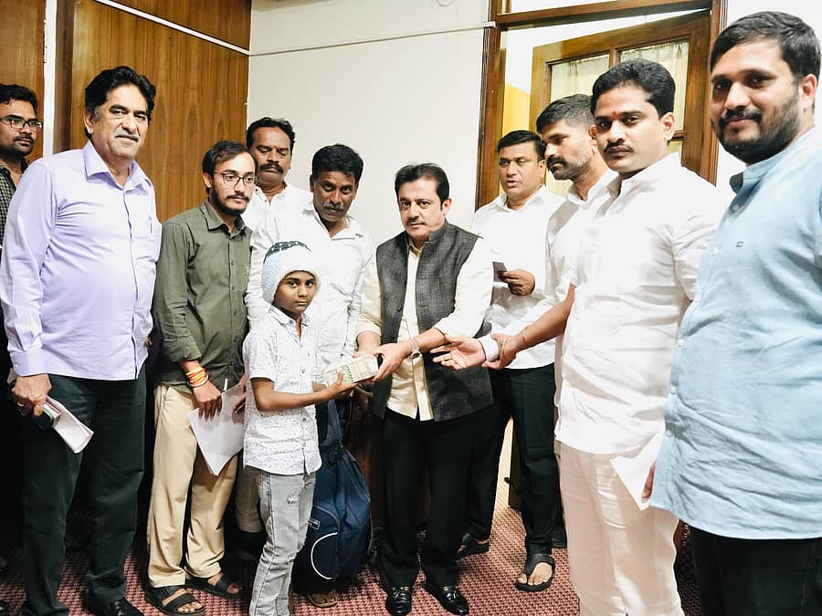 ಬಾಲಕನ ಚಿಕಿತ್ಸೆಗೆ ಸಚಿವ ಜಮೀರ್‌ ಅಹಮದ್‌ ಆರ್ಥಿಕ ನೆರವು ನೀಡಿದರು.