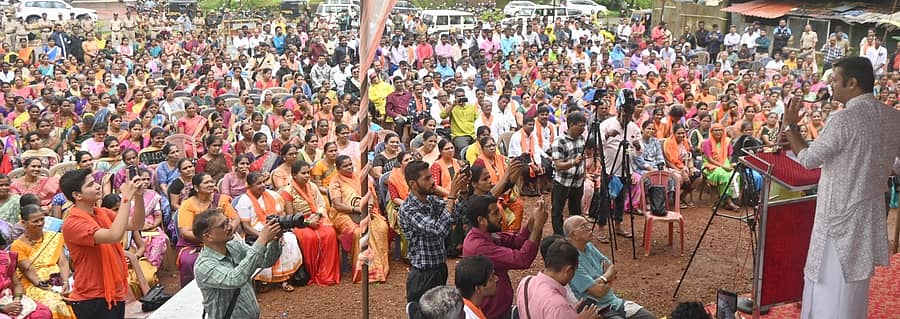 ಶ್ರೀ ಕೇತ್ರ ಧರ್ಮಸ್ಥಳದ ವಿರುದ್ಧದ ಅಪಪ್ರಚಾರ ಖಂಡಿಸಿ ಹೊನ್ನಾವರದಲ್ಲಿ ನಡೆದ ‘ಜನಾಗ್ರಹ ಧರ್ಮಸಭೆ’ಯಲ್ಲಿ ಸಾಮಾಜಿಕ ಕಾರ್ಯಕರ್ತ ಚಕ್ರವರ್ತಿ ಸೂಲಿಬೆಲೆ ಮಾತನಾಡಿದರು 