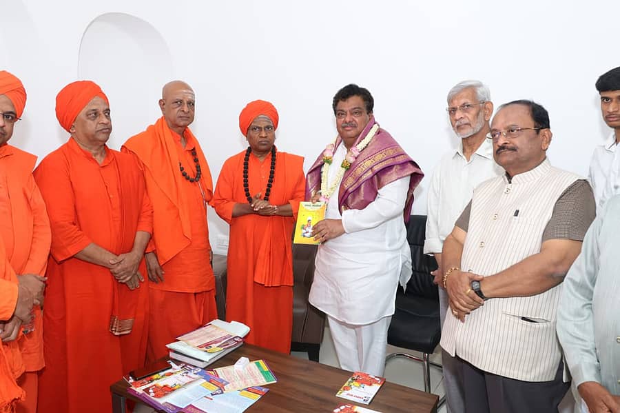 ಬಸವ ಸಂಸ್ಕೃತಿ ಅಭಿಯಾನ ಕುರಿತು ಸಚಿವ ಎಂ.ಬಿ.ಪಾಟೀಲ ಅವರೊಂದಿಗೆ ಬೆಂಗಳೂರಿನಲ್ಲಿ ಲಿಂಗಾಯಿತ ಮಠಾಧೀಶರು ಹಾಗೂ ಪ್ರಮುಖರು ಚರ್ಚಿಸಿದರು.