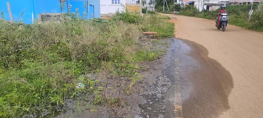 ಚಾಮರಾಜನಗರದ ಕುಲುಮೆ ರಸ್ತೆಯಲ್ಲಿ ಮ್ಯಾನ್‌ಹೋಲ್ ತುಂಬಿ ರಸ್ತೆಗೆ ಹರಿಯುತ್ತಿರುವುದು
