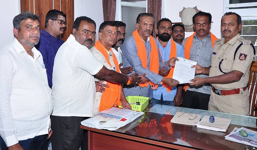 ‘ಧರ್ಮಸ್ಥಳದ ಬಗ್ಗೆ ಅವಹೇಳನಕಾರಿ ಮತ್ತು ಸತ್ಯಕ್ಕೆ ದೂರವಾದ ಹೇಳಿಕೆ ನೀಡುತ್ತಿರುವ ವ್ಯಕ್ತಿಗಳ ವಿರುದ್ಧ ಕ್ರಮ ತೆಗೆದುಕೊಳ್ಳಬೇಕು’ ಎಂದು ಬಿಜೆಪಿ ಮುಖಂಡರು ಬುಧವಾರ ಹೆಚ್ಚುವರಿ ಜಿಲ್ಲಾ ಪೊಲೀಸ್‌ ವರಿಷ್ಠಾಧಿಕಾರಿ ಎ.ಇ. ಗಂಗಾಧರಸ್ವಾಮಿ ಅವರಿಗೆ ಮನವಿ ಪತ್ರ ನೀಡಿದರು 