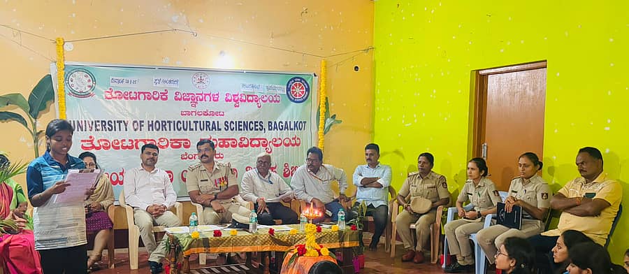 ದೊಡ್ಡಬಳ್ಳಾಪುರ ತಾಲ್ಲೂಕಿನ ಅಂತರಹಳ್ಳಿ ಗ್ರಾಮದಲ್ಲಿ ಬೆಂಗಳೂರಿನ ಜಿಕೆವಿಕೆ ತೋಟಗಾರಿಕಾ ಮಹಾವಿದ್ಯಾಲಯ ವತಿಯಿಂದ ನಡೆಯುತ್ತಿರುವ ವಾರ್ಷಿಕ ಎನ್‌ಎಸ್‌ಎಸ್‌ ವಿಶೇಷ ಶಿಬಿರದಲ್ಲಿ ಮಹಿಳಾ ಪೊಲೀಸ್‌ ಠಾಣೆ ಇನ್‌ಸ್ಪೆಕ್ಟರ್‌ ಎಂ.ಬಿ.ನವೀನ್‌ಕುಮಾರ್‌ ಹಾಗೂ ಇತರರು ಇದ್ದರು  