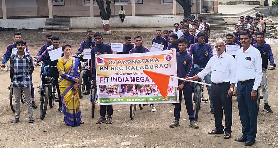 ಭಾಲ್ಕಿ ಪಟ್ಟಣದ ಶಿವಾಜಿ ಕಾಲೇಜಿನಲ್ಲಿ ಎನ್‍ಸಿಸಿ ಘಟಕದ ವತಿಯಿಂದ ಹಮ್ಮಿಕೊಂಡಿದ್ದ ಫಿಟ್ ಇಂಡಿಯಾ ಇವೆಂಟ್ಸ್ ಹಾಗೂ ಸೈಕಲ್ ರ‍್ಯಾಲಿಗೆ ನಿವೃತ್ತ ಪ್ರಾಚಾರ್ಯ ಚಂದ್ರಕಾಂತ ಬಿರಾದಾರ ಚಾಲನೆ ನೀಡಿದರು