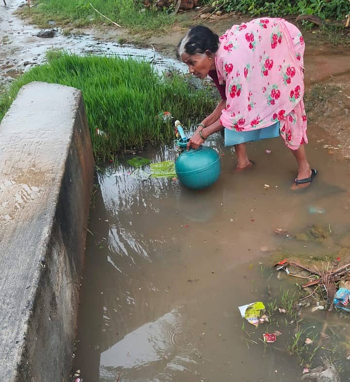  ಕುರುಡಿಹಳ್ಳಿ ಗೊಲ್ಲರಹಟ್ಟಿಯಲ್ಲಿ ಚರಂಡಿ ಕಟ್ಟಿಕೊಂಡು ಕುಡಿಯುವ ನೀರಿನ ನಳದ ಬಳಿ ಸದಾ ಹರಿಯುತ್ತಿರುವ ಕಲುಷಿತ ನೀರು