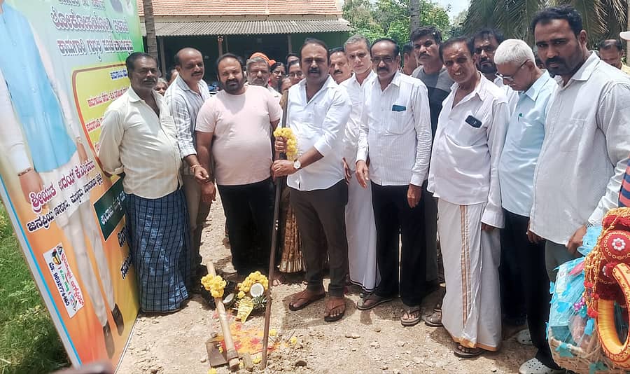ಮದ್ದೂರು ತಾಲ್ಲೂಕಿನ ಕುದರಗುಂಡಿ ಗ್ರಾಮದ ಬಳಿ ₹3.75 ಕೋಟಿ ವೆಚ್ಚದ ರಸ್ತೆ ಅಭಿವೃದ್ಧಿ ಕಾಮಗಾರಿಗೆ ಶಾಸಕ ಕೆ. ಎಂ ಉದಯ್ ಬುಧವಾರ ಭೂಮಿ ಪೂಜೆ ನೆರವೇರಿಸಿದರು. ಮುಖಂಡರಾದ ಹರೀಶ್, ಮಹಲಿಂಗಯ್ಯ, ಪೊಲೀಸ್ ಮಹದೇವು, ನಂದೀಶ್ ಭಾಗವಹಿಸಿದ್ದರು