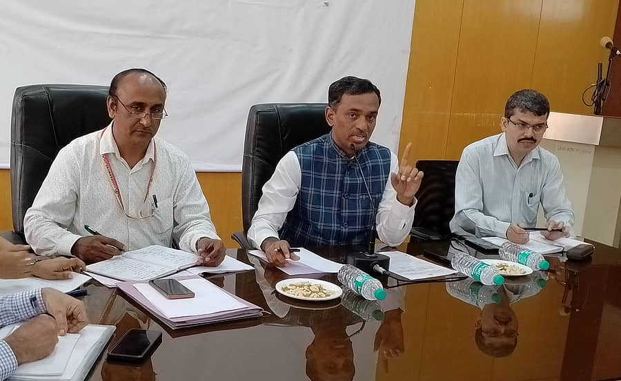 ಶಿರಸಿ ನಗರದ ತಾಲ್ಲೂಕು ಆಡಳಿತ ಸೌಧದಲ್ಲಿ ಗುರುವಾರ ನಡೆದ ಮಕ್ಕಳ ರಕ್ಷಣಾ ಸಮಿತಿ ಸಭೆಯಲ್ಲಿ ತಿಪ್ಪೆಸ್ವಾಮಿ ಕೆ.ಟಿ. ಮಾತನಾಡಿದರು