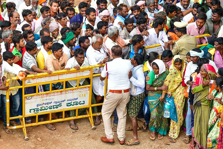 ಕೊಪ್ಪಳದಲ್ಲಿ ಬುಧವಾರ ಯೂರಿಯಾ ರಸಗೊಬ್ಬರದ ಚೀಟಿಗಾಗಿ ದುಂಬಾಲು ಬಿದ್ದಿದ್ದ ರೈತರು –ಪ್ರಜಾವಾಣಿ ಚಿತ್ರ