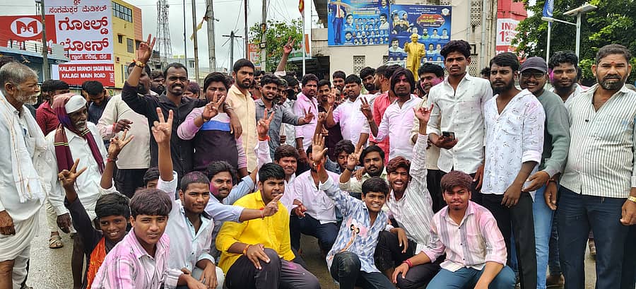 <div class="paragraphs"><p>ಕಲಬುರಗಿ ಜಿಲ್ಲೆಯ ಕಾಳಗಿ ಪಟ್ಟಣ ಪಂಚಾಯಿತಿ ಚುನಾವಣೆಯಲ್ಲಿ‌ ಗೆದ್ದ ಕಾಂಗ್ರೆಸ್ ‌ಬೆಂಬಲಿಗರು ಬುಧವಾರ ಸಂಭ್ರಮಾಚರಣೆ ನಡೆಸಿದರು.</p></div>