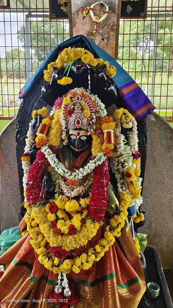 ಸಂತೇಮರಹಳ್ಳಿ ಸಮೀಪದ ನವಿಲೂರು ಗ್ರಾಮದಲ್ಲಿ ನಡೆದ ರವಳೇಶ್ವರ ಜಾತ್ರಾ ಮಹೋತ್ಸವ ನಿಮಿತ್ತ ದೇವರಿಗೆ ವಿವಿಧ ಬಗೆಯ ಹೂಗಳಿಂದ ಅಲಂಕಾರ ಮಾಡಲಾಗಿತ್ತು