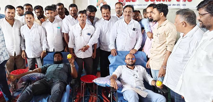 ಶಿಗ್ಗಾವಿ ಪಟ್ಟಣದ ಗುಜರಾತಿ ಹಾಲ್ ದಲ್ಲಿ ಬುಧವಾರ ಯಾಸೀರ ಅಹ್ಮದಖಾನ್ ಪಠಾಣ ಅವರ ಅಭಿಮಾನಿ ಬಳಗದ ವತಿಯಿಂದ ರಕ್ತದಾನ ಶಿಬಿರ ಜರುಗಿತು.