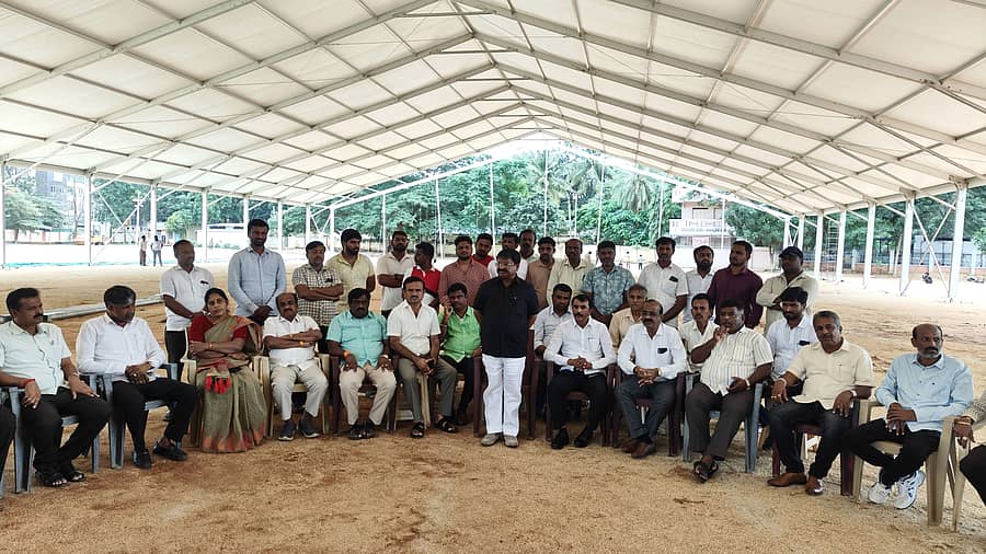 ದೇವನಹಳ್ಳಿ ಜೂನಿಯರ್ ಕಾಲೇಜು ಮೈದಾನದಲ್ಲಿ ಜೆಡಿಎಸ್‌ ಕಾರ್ಯಕರ್ತರ ಸಮಾವೇಶ ಕುರಿತು ಮಾಜಿ ಶಾಸಕ ನಿಸರ್ಗ ನಾರಾಯಣಸ್ವಾಮಿ ಮಾತನಾಡಿದರು