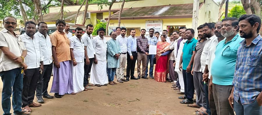 ಸಿರವಾರ ಪಟ್ಟಣ ಪಂಚಾಯಿತಿಯ 12ನೇ ವಾರ್ಡ್‌ನ ಉಪಚುನಾವಣೆಯಲ್ಲಿ ವಿಜೇತ ಅಭ್ಯರ್ಥಿ ಜ್ಯೋತಿ ಎಸ್.ದಾನನಗೌಡ ಅವರಿಗೆ ತಹಶೀಲ್ದಾರ್ ಅಶೋಕ ಪವಾರ್ ಪ್ರಮಾಣ ಪತ್ರ ವಿತರಿಸಿದರು 