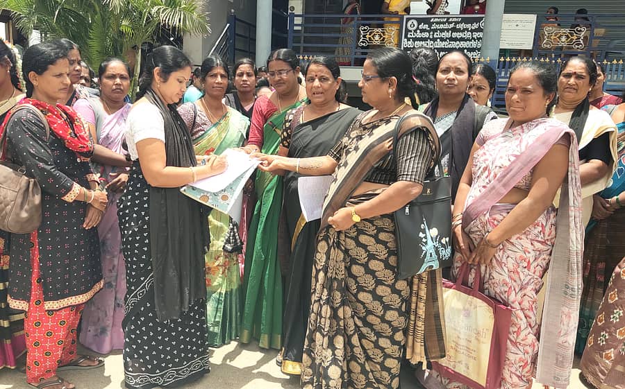 ಬಾಗೇಪಲ್ಲಿ ತಾಲ್ಲೂಕು ಶಿಶು ಕಲ್ಯಾಣಾಧಿಕಾರಿ ಕಚೇರಿ ಮುಂದೆ ಅಂಗನವಾಡಿ ನೌಕರರ (ಸಿಐಟಿಯು) ಸಂಘದ ನೇತೃತ್ವದಲ್ಲಿ ನೌಕರರ ವಿವಿಧ ಬೇಡಿಕೆಗಳ ಈಡೇರಿಕೆಗಾಗಿ ಸರ್ಕಾರಕ್ಕೆ ಸಲ್ಲಿಸುವ ಮನವಿಗೆ ಸಹಿ ಸಂಗ್ರಹ