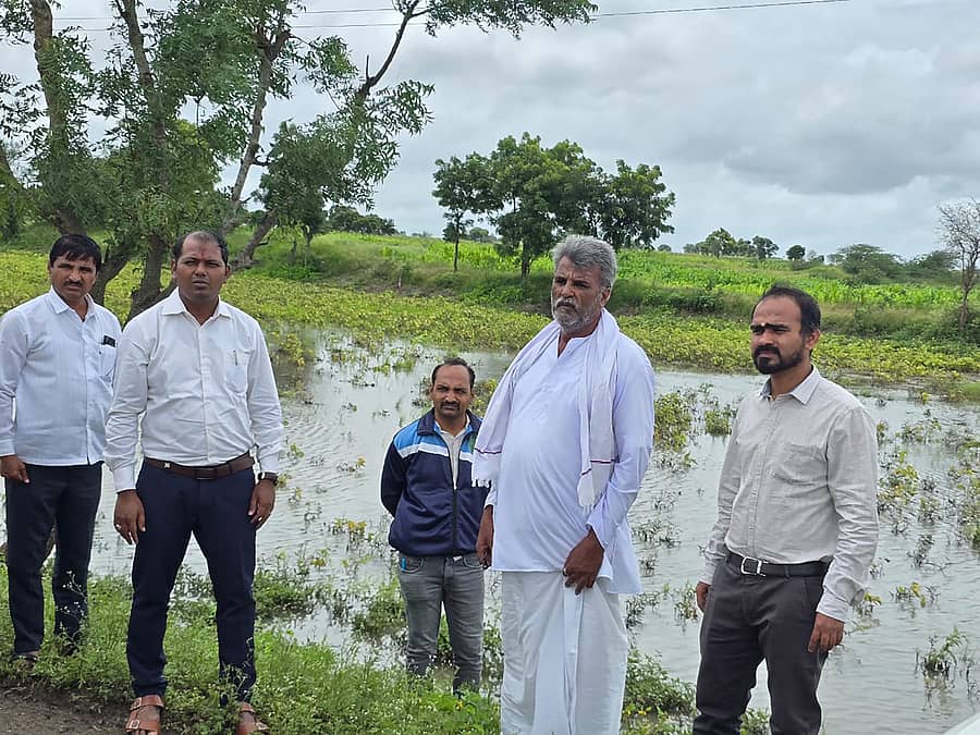 ಸವದತ್ತಿ ಸುತ್ತಮುತ್ತ ಅತಿವೃಷ್ಟಿಯಿಂದಾದ ಬೆಳೆ ಹಾನಿಯನ್ನು ಕೃಷಿ, ತೋಟಗಾರಿಕೆ, ಕಂದಾಯ ಇಲಾಖೆ ಅಧಿಕಾರಿಗಳು ಸಮೀಕ್ಷೆ ನಡೆಸಿದರು