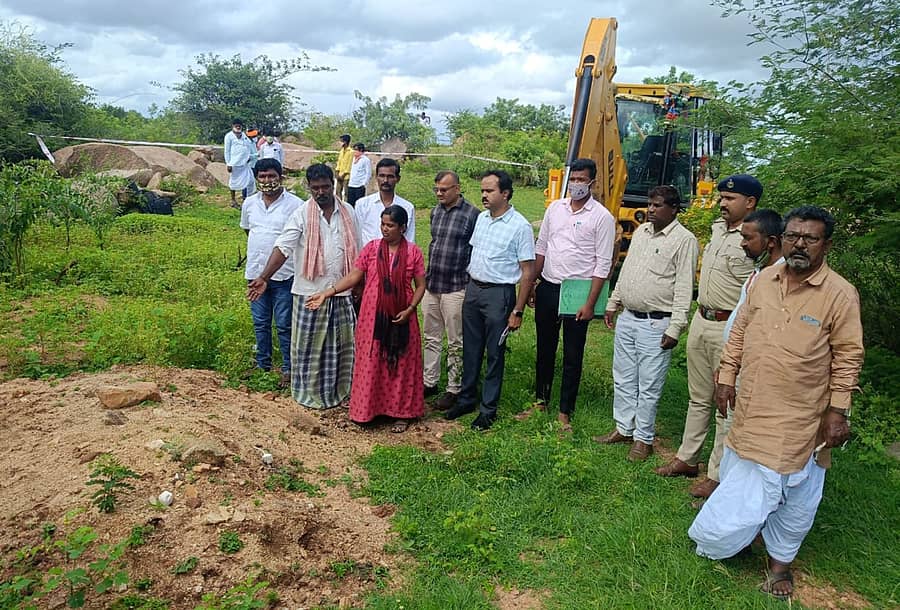 ಹುಣಸಗಿ ತಾಲ್ಲೂಕಿನ ಜೋಗುಂಡಬಾವಿ ಗ್ರಾಮದಲ್ಲಿ ಅಂತ್ಯಸಂಸ್ಕಾರವಾಗಿದ್ದ ಬಾಲಕನ ಶವ ಹೊರ ತೆಗೆದು ಬುಧವಾರ ಪರೀಕ್ಷೆ ನಡೆಸಲಾಯಿತು 