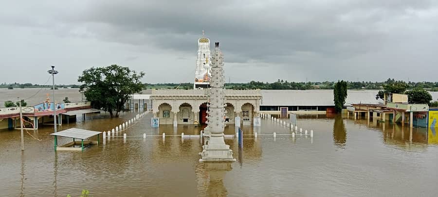 ಘಟಪ್ರಭಾ ನದಿ ನೀರು ಬುಧವಾರ, ಮೂಡಲಗಿ ತಾಲ್ಲೂಕಿನ ಮಸಗು‍ಪ್ಪಿಯ ಲಕ್ಷ್ಮೀ ದೇವಸ್ಥಾನ ಸುತ್ತುವರಿಯಿತು
